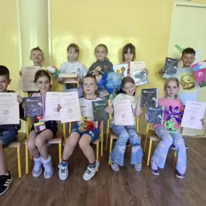 Uczniowie z dyplomami i nagrodami 