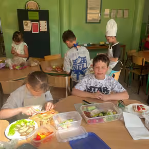 uczniowie przygotowują kanapki 