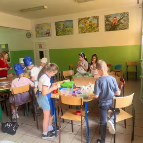 uczniowie przygotowują kanapki 