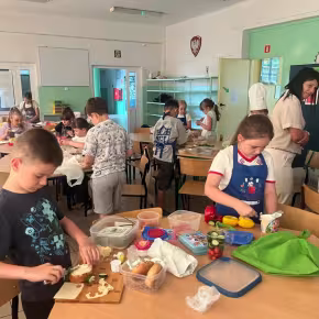 uczniowie przygotowują kanapki 
