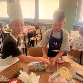 uczniowie przygotowują kanapki 