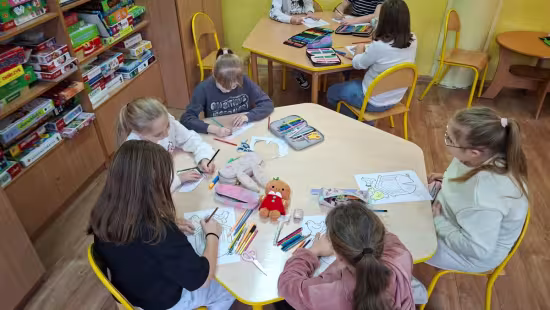 Dzieci wykonują karminiki z papieru