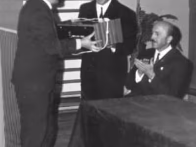 Dyrektor E. Górka odbiera podarunek dla szkoły - radio