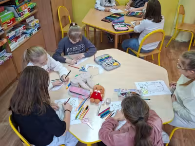 Dzieci wykonują karminiki z papieru